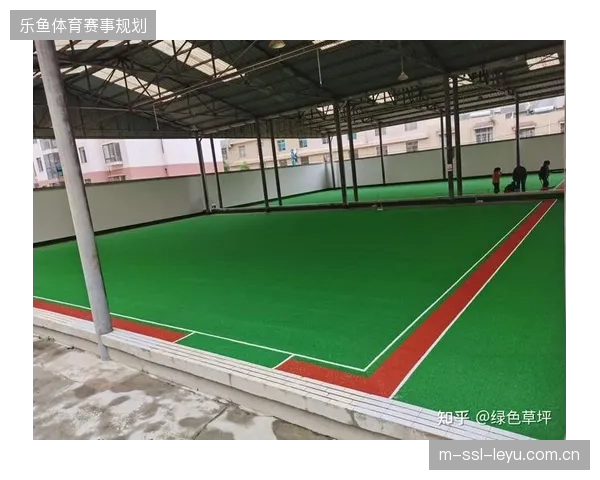 西雅图球场在原人造草皮上铺设厚沙层和天然草，该特殊结构可能影响场地排水与硬度
